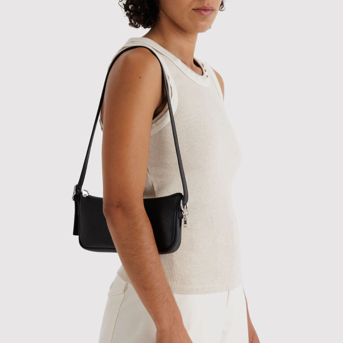 Bolso recycled leather Pochette BAGGU