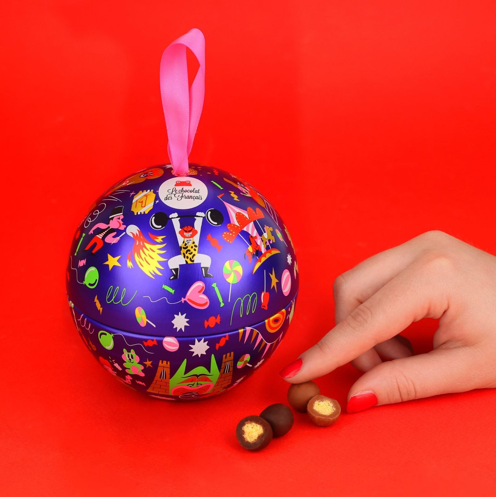 Boule de Noël avec des boules croustillantes enrobées de chocolat