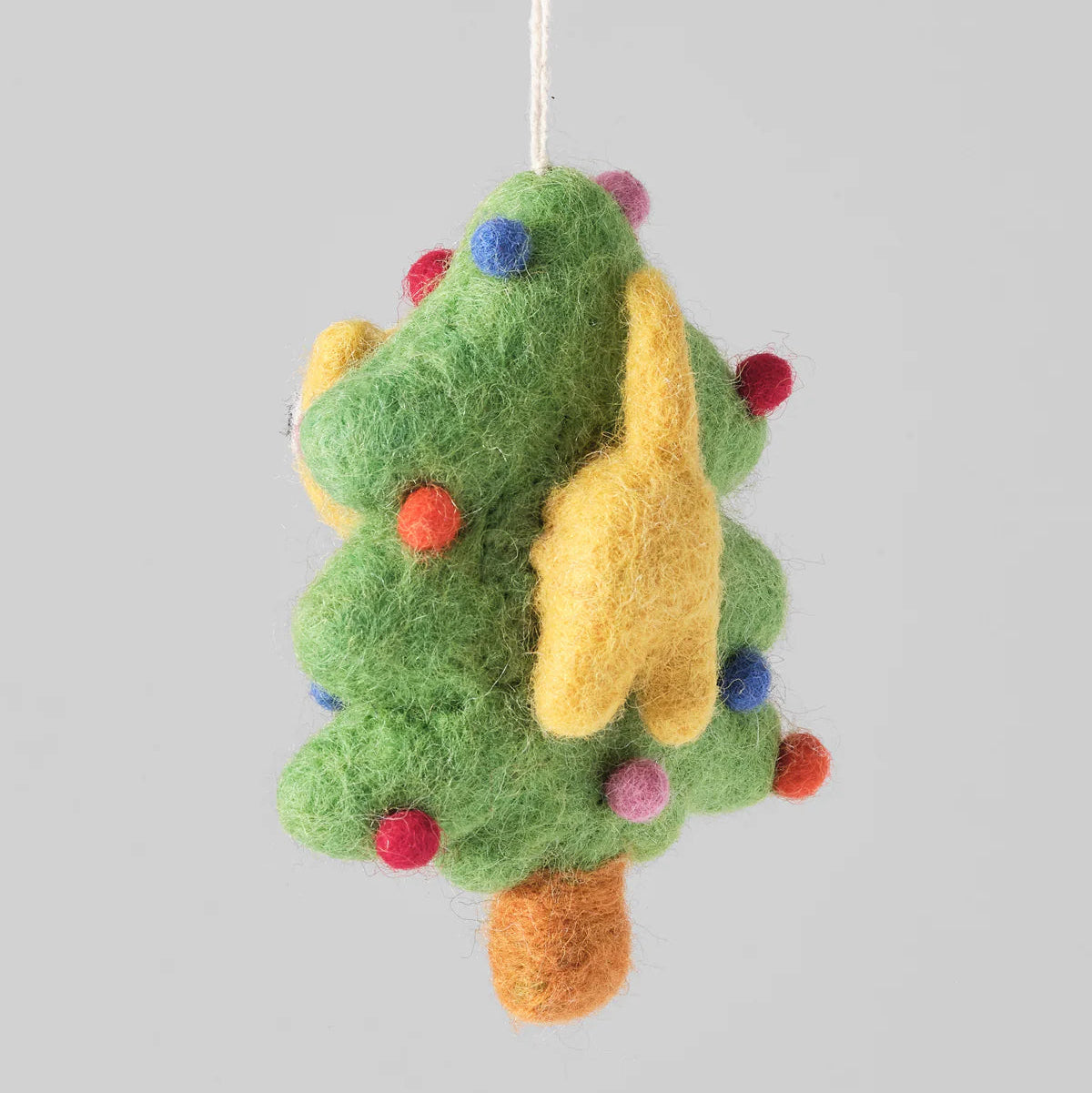 Adorno gato en el árbol