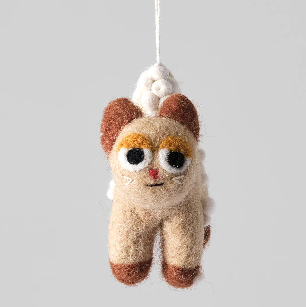 Adorno gato en la nieve