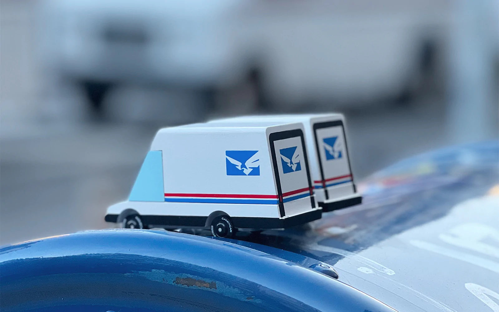 Fourgon postal futuriste Candyvans